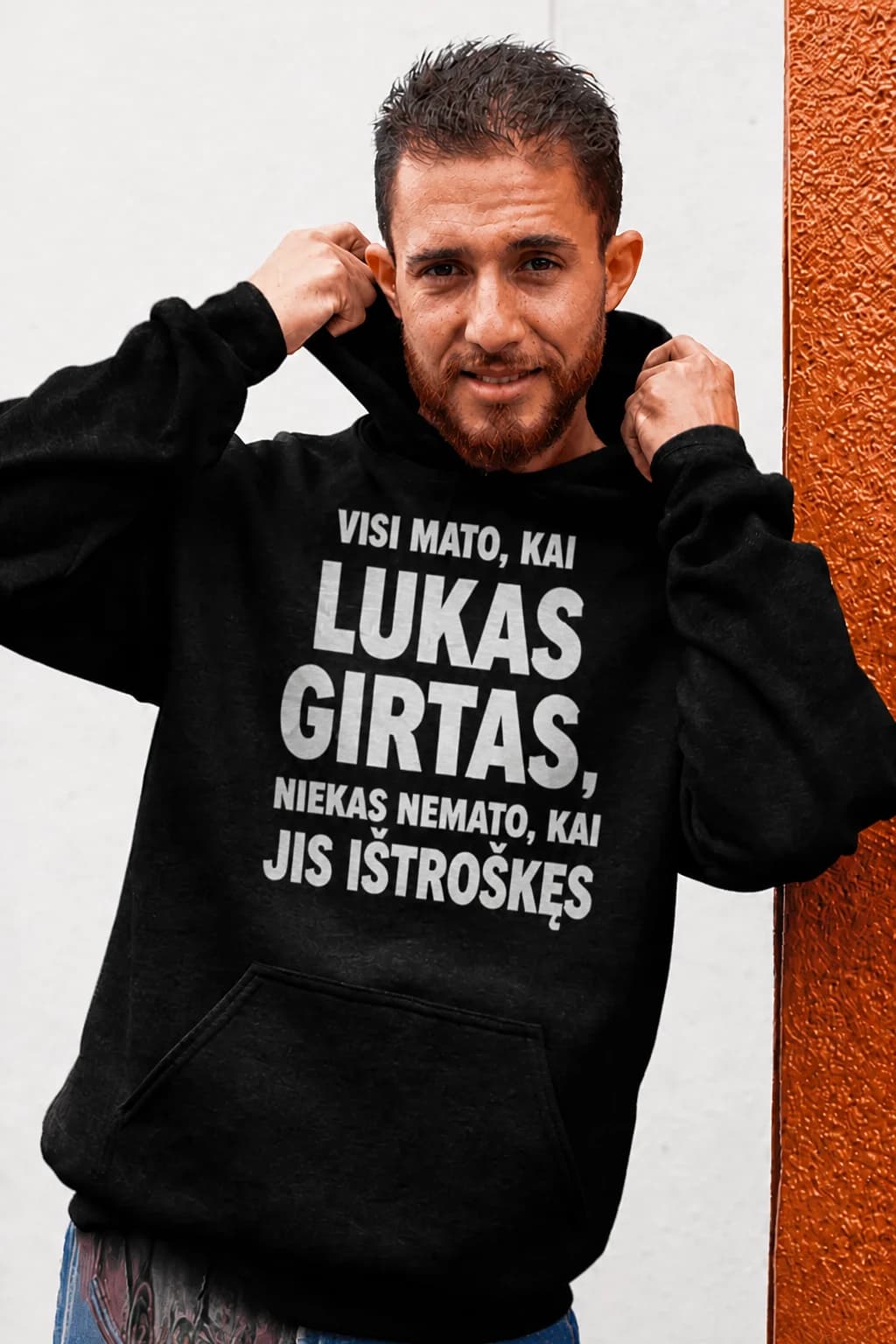 Džemperis su gobtuvu „Niekas nemato, kai jis ištroškęs“ su vardu