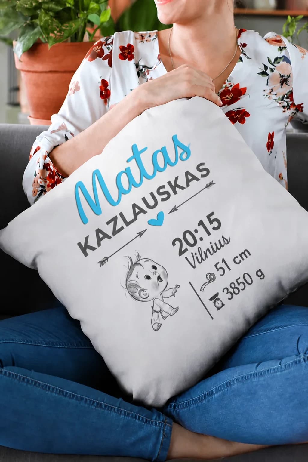 Dekoratyvinė pagalvėlė su vardu ir gimimo duomenimis
