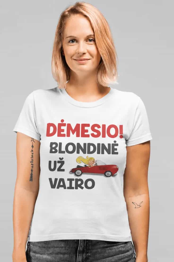 Juokingi marškinėliai Dėmesio blondinė už vairo