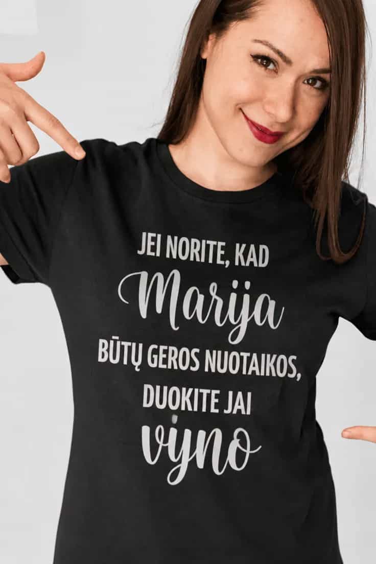 Juokingi marškinėliai Duokite jai vyno su vardu