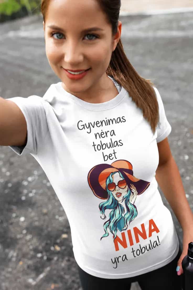 Juokingi marškinėliai Gyvenimas nėra tobulas su vardu