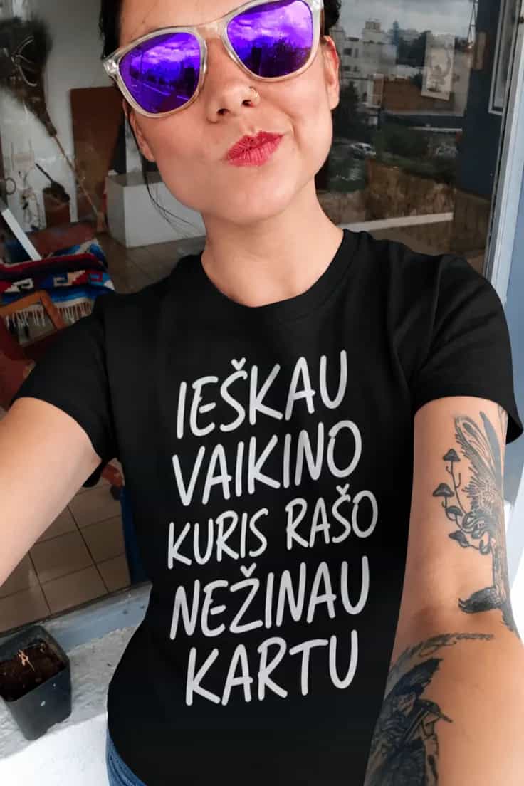 Juokingi marškinėliai Ieškau vaikino – IEŠKAU