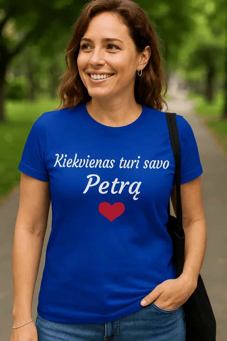 Juokingi marškinėliai Kiekvienas turi savo su vardu