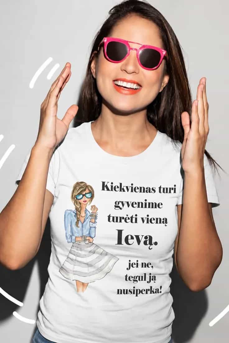Juokingi marškinėliai Kiekvienas turi su vardu