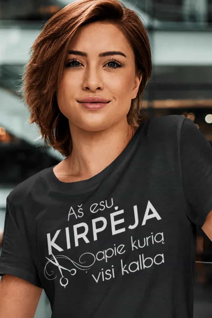 Juokingi marškinėliai Kirpėja apie kurią kalba
