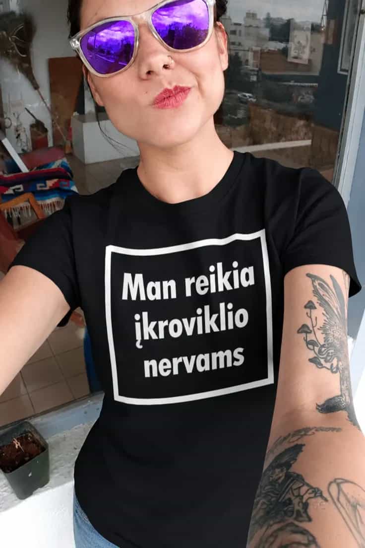 Juokingi marškinėliai Įkroviklis nervams – Man reikia