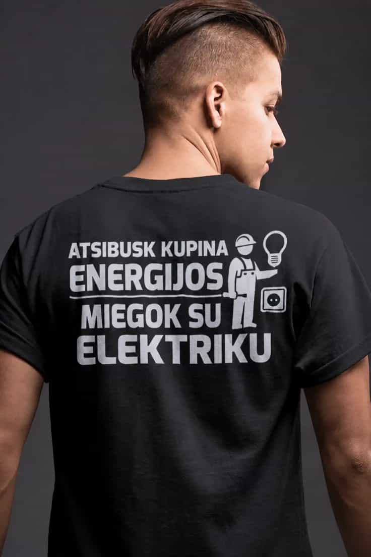 Juokingi marškinėliai kupina energijos su elektriku