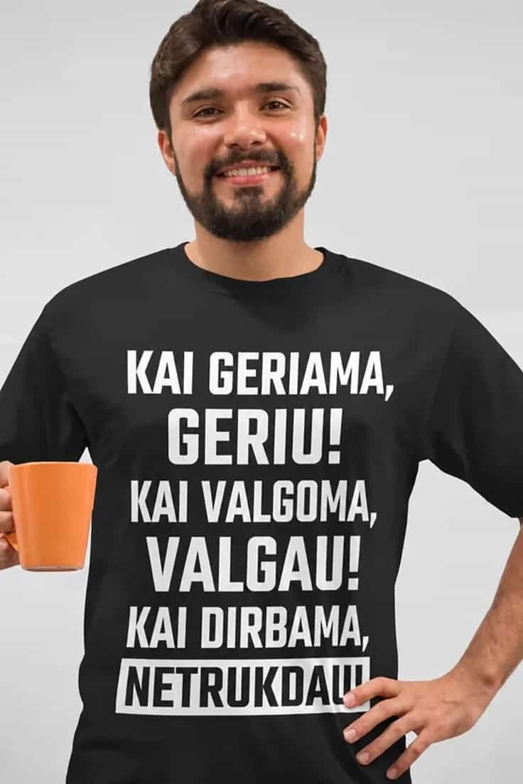 Juokingi marškinėliai Netrukdau dirbti – KAI GERIAMA,
