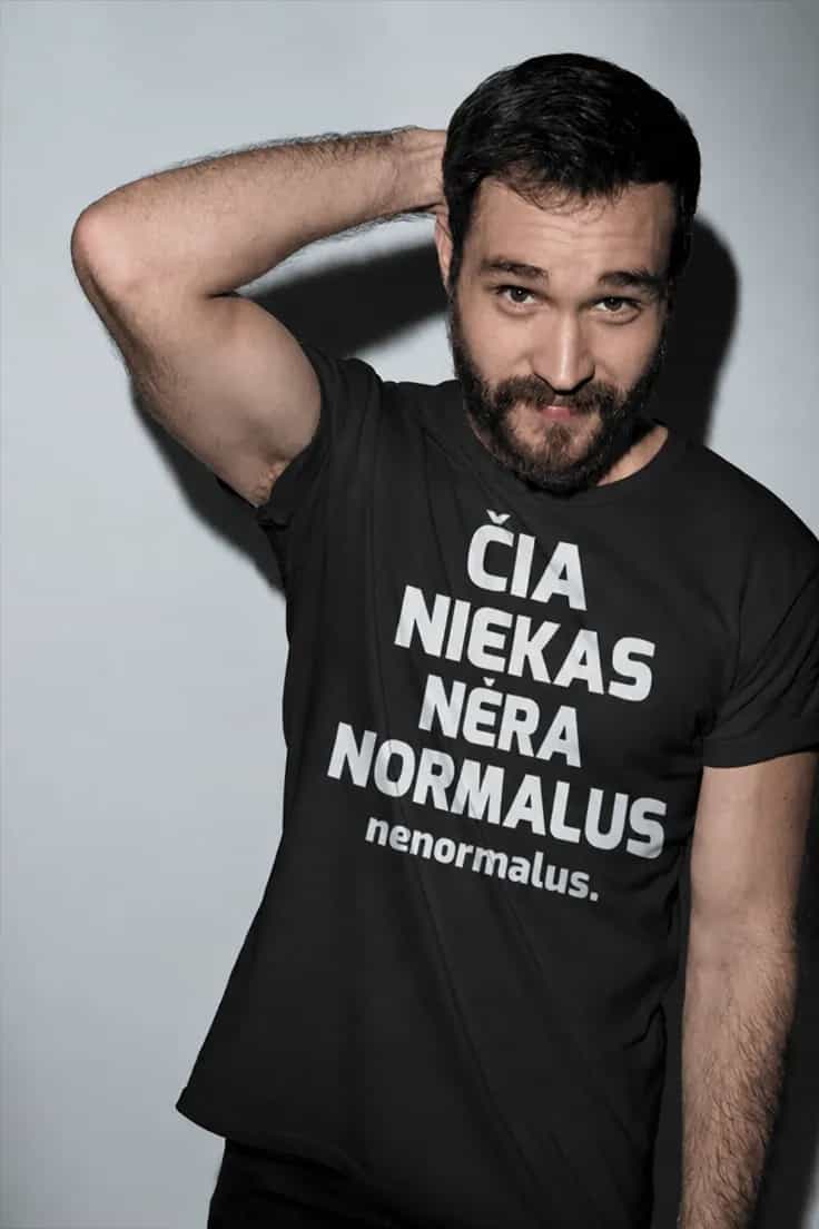 Juokingi marškinėliai Niekas nėra normalus