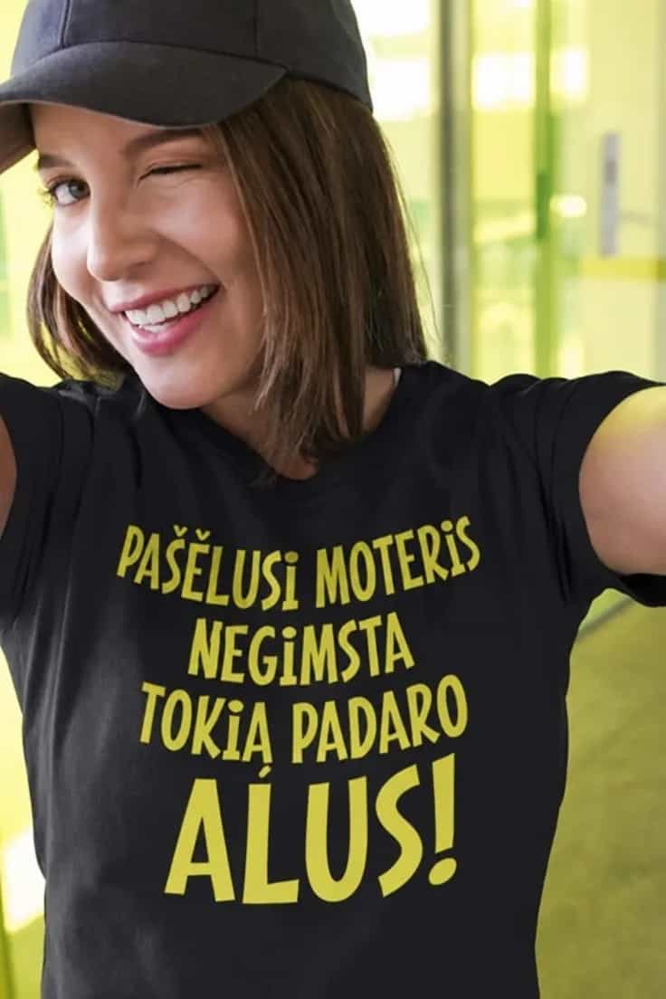 Marškinėliai Pašėlusi moteris su pasirinktu vardu