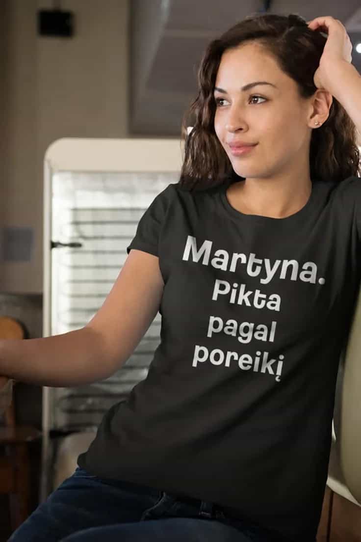 Juokingi marškinėliai Pikta pagal poreikį su vardu